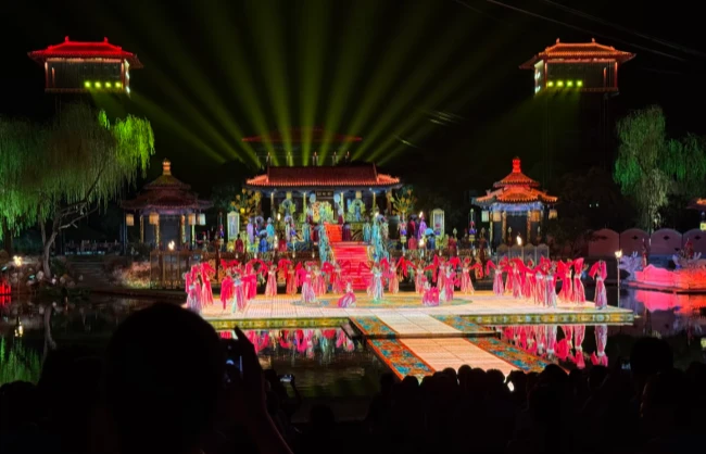 Watch the Song of Everlasting Sorrow show from central area | China Xian Tour: Private & Tailor-Made China Tours Watch the Song of Everlasting Sorrow show from central area