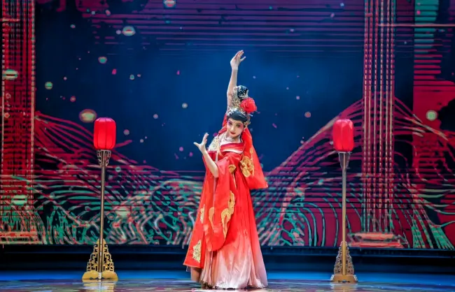dancer in tang dynasty show | China Xian Tour: Private & Tailor-Made China Tours Dancer in traditional costumes in Tang Dynasty Show in Xian