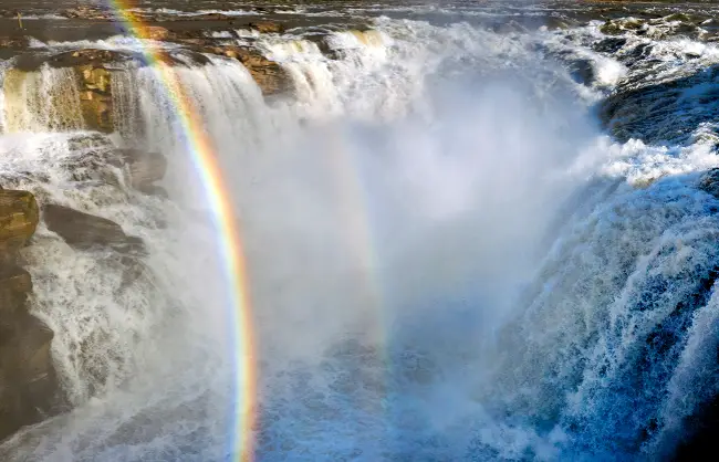 Photograph a rainbow over the Hukou Waterfall