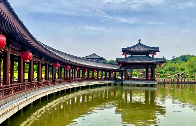 long corridor of tang paradise | China Xian Tour: Private & Tailor-Made China Tours Long Colorful Corridor of Tang Paradise in Xian