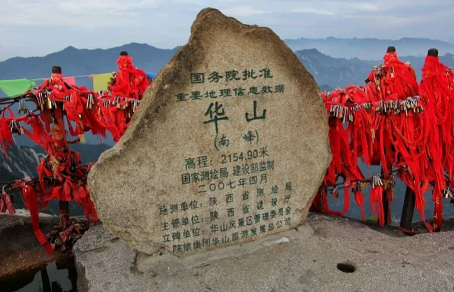 Huashan South Peak altitude marker stone