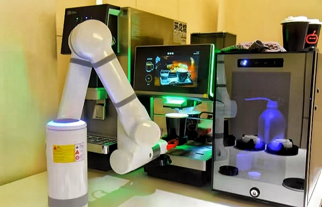 Watch the robot making coffee at Hangzhou's robot-themed restaurant
