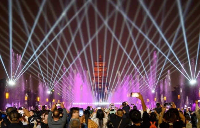 Musical fountain show at Giant Wild Goose Pagoda Square