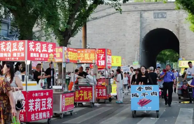 Xian Morning Walking Tour to Breakfast Market and Antique Market