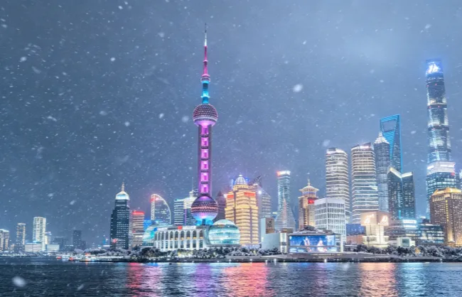 Winter snow falling on the Bund
