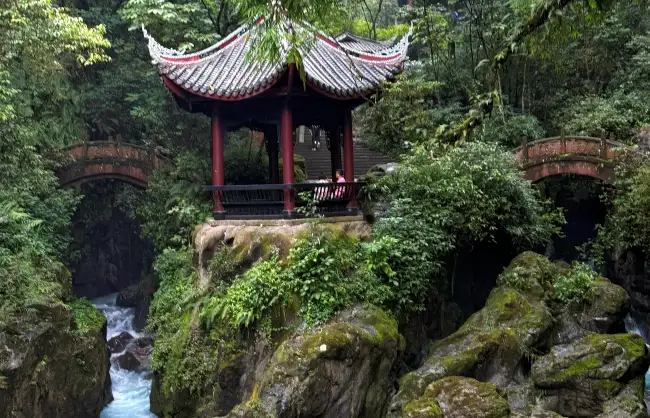 Hike along the quiet and secluded trails of Mount Emei