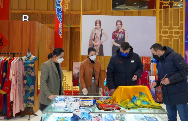 beijing-silk-street-shopping - China Xian Tour: Private & Tailor-Made China Tours Shopping at Beijing Silk Street