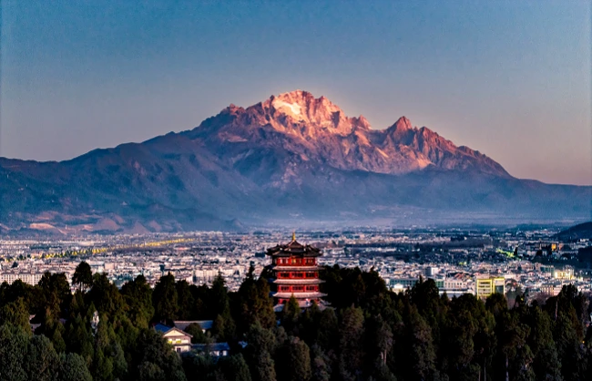 lijiang-city-under-the-spectacular-jade-dragon-snow-mountain | China Xian Tour: Private & Tailor-Made China Tours lijiang-city-under-the-spectacular-jade-dragon-snow-mountain