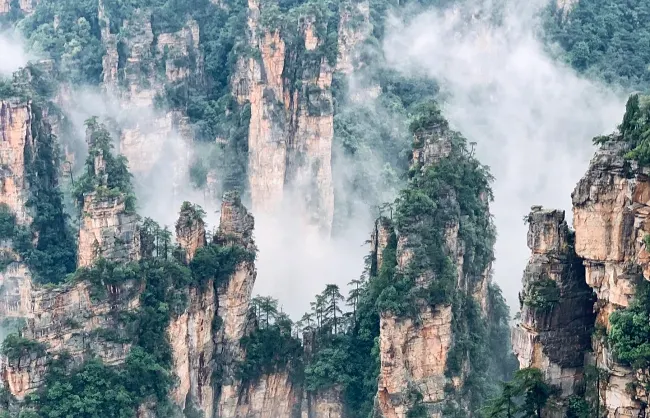 see-mountains-floating-in-the-middle-of-the-air-in-zhangjiajie | China Xian Tour: Private & Tailor-Made China Tours see-mountains-floating-in-the-middle-of-the-air-in-zhangjiajie