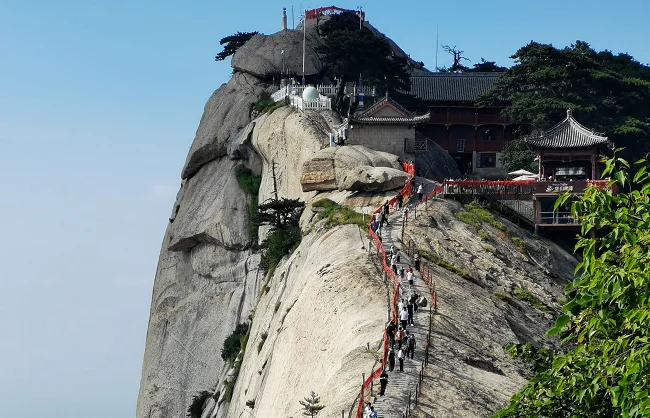visitors-climbing-mount-huashan | China Xian Tour: Private & Tailor-Made China Tours visitors-climbing-mount-huashan