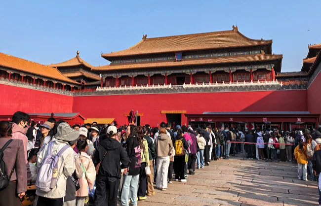 crowds-waiting-to-enter-the-forbidden-city | China Xian Tour: Private & Tailor-Made China Tours crowds-waiting-to-enter-the-forbidden-city