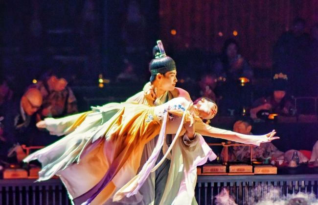 Enjoy cuisine while watching performance in Shanghai Shuyanfu Dinner