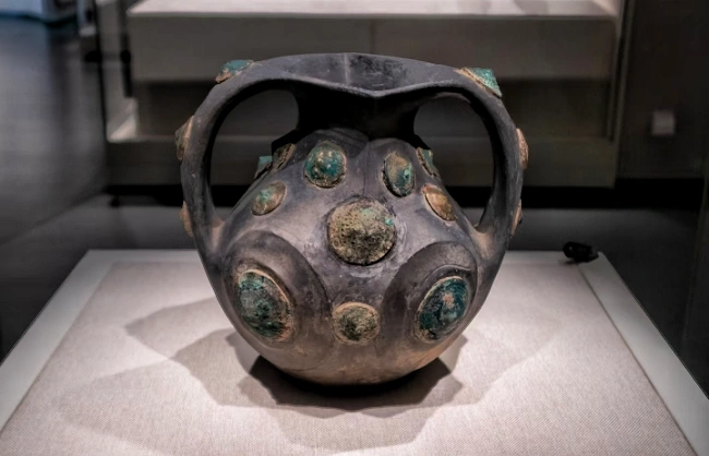 Black earthenware displayed in Shenzhen Museum