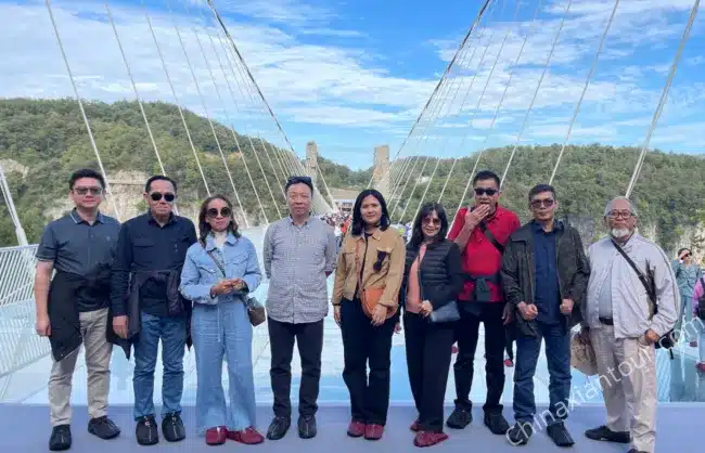 Zhangjiajie Glass Bridge with Guests - China Xian Tour: Private & Tailor-Made China Tours Zhangjiajie Glass Bridge with Guests