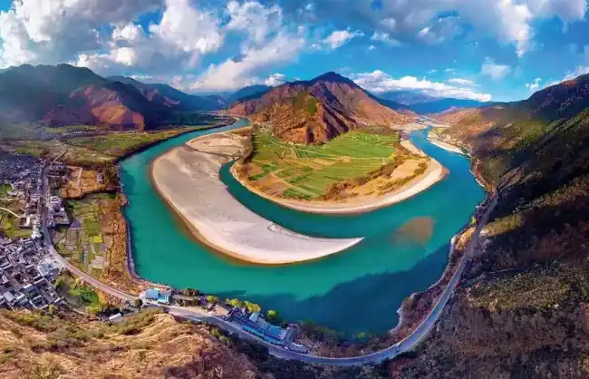 First-Bend-of-Yangtze-River - China Xian Tour: Private & Tailor-Made China Tours First Bend of Yangtze River