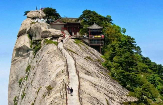 Hike the Mount Huashan Black Dragon Ridge
