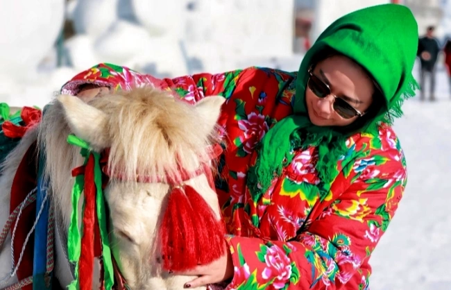 Try on the traditional folk costumes of Northeast China