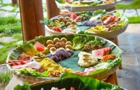 Enjoy Bouyei Food in Wanfenglin Scenic Area
