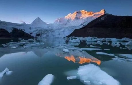 Stunning glacier in Tibet