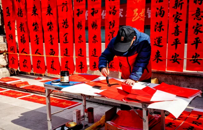 calligraphy-writing-spring-festival-couplets-at-shuyuanmen | China Xian Tour: Private & Tailor-Made China Tours Calligraphy artist writing Spring Festival couplets at Shuyuanmen
