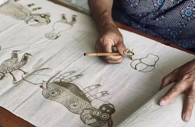 Learn to make batik in Guizhou Gejia Matang Gejia Village