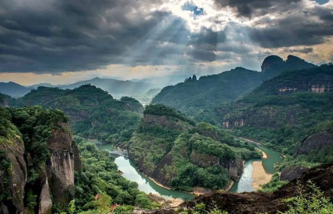 Nine-bend Stream in Wuyi Mountain