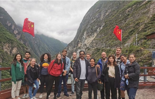 Yunnan Lijiang Tiger Leaping Gorge hiking tour