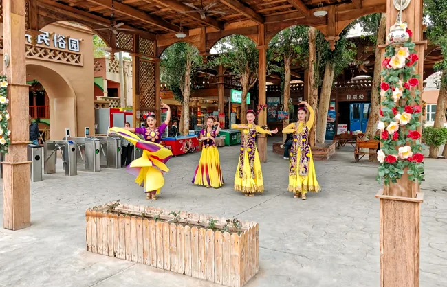 performances in karez folk custom park | China Xian Tour: Private & Tailor-Made China Tours Performances in Karez Folk Custom Park, Turpan, Xinjiang