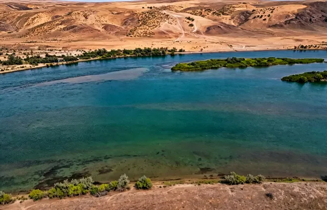 yinderitu-lake | China Xian Tour: Private & Tailor-Made China Tours Yinderitu Lake in the Badain Jaran Desert China
