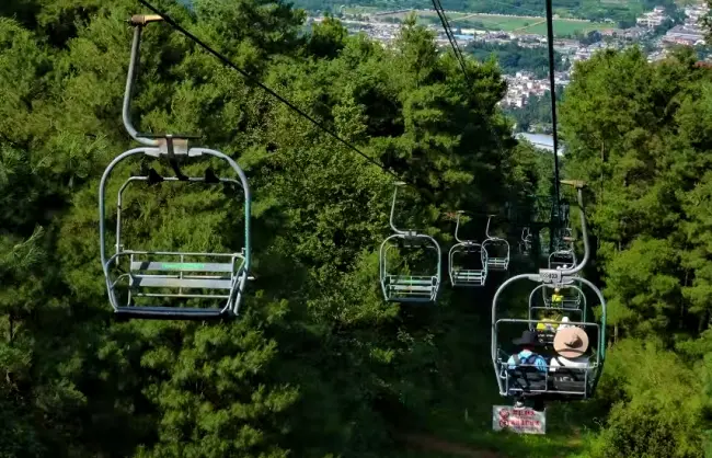 zhonghe cableway | China Xian Tour: Private & Tailor-Made China Tours Open hanging chair of Zhonghe Cableway, Cangshan Mountain, Dali, Yunnan