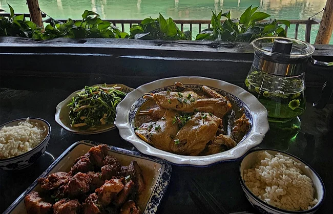 wuzhen-meal-near-water | China Xian Tour: Private & Tailor-Made China Tours wuzhen-meal-near-water