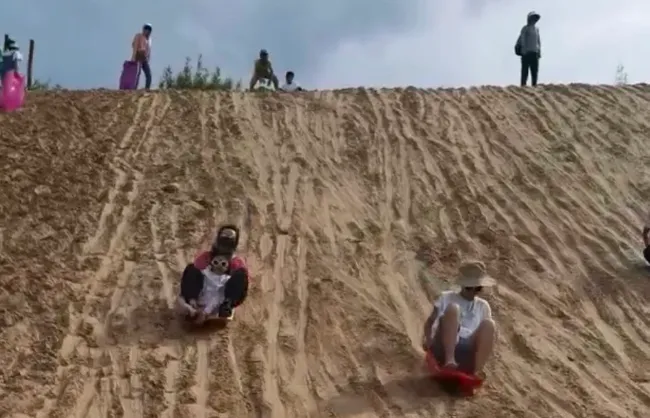 Sand slide in Xanadu