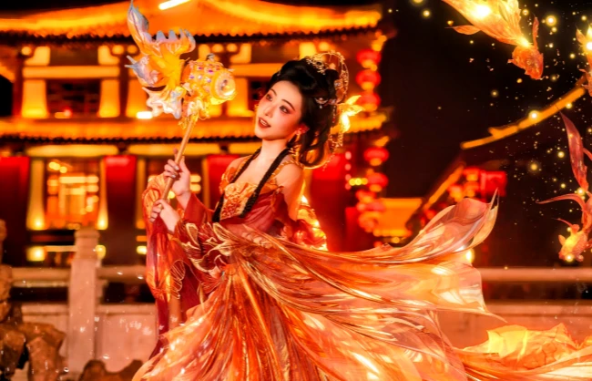 Try on hanfu and take photos at Xi'an Datang Everbright City