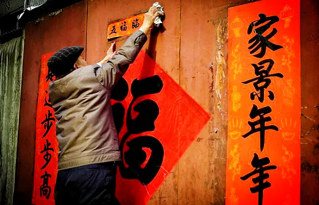 putting-up-new-year-decorations | China Xian Tour: Private & Tailor-Made China Tours Putting up New Year Decorations
