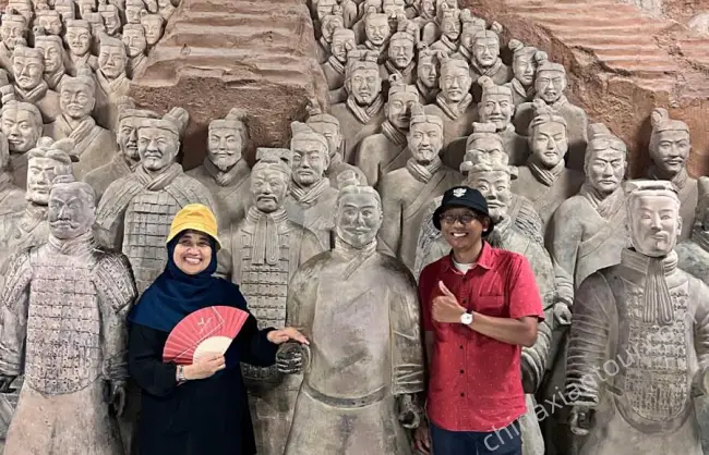 clients-visit-terracotta-warriors-xian-china - China Xian Tour: Private & Tailor-Made China Tours clients-visit-terracotta-warriors-xian-china