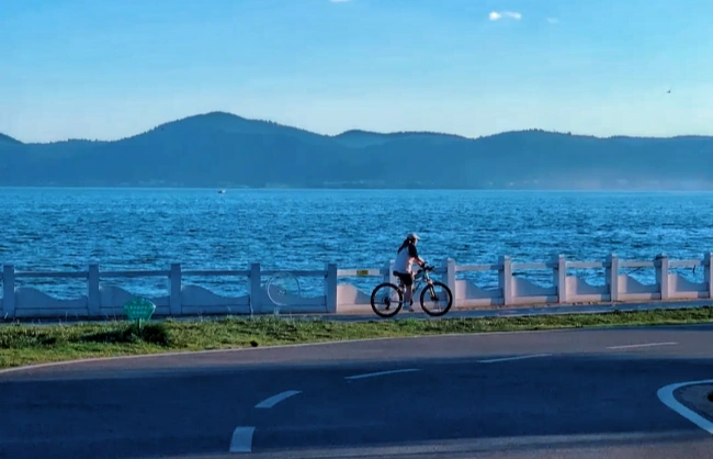 cycle along dianchi lake | China Xian Tour: Private & Tailor-Made China Tours Cycle along Dianchi Lake in Kunming