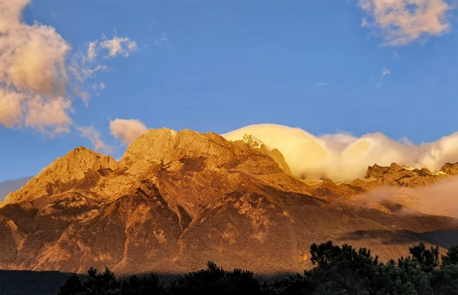 jade-dragon-snow-mountain-golden-sunrise-view | China Xian Tour: Private & Tailor-Made China Tours Jade Dragon Snow Mountain golden sunrise view