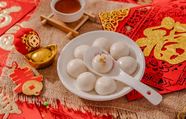 eating-yuanxiao-during-lantern-festival | China Xian Tour: Private & Tailor-Made China Tours Eating yuanxiao during Lantern Festival