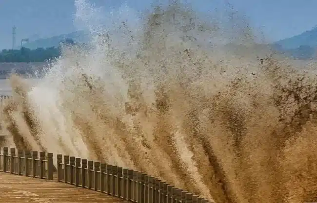 hangzhou qiantang river tidal bore - China Xian Tour: Private & Tailor-Made China Tours Qiantang River Tidal Bore during the autumn equinox