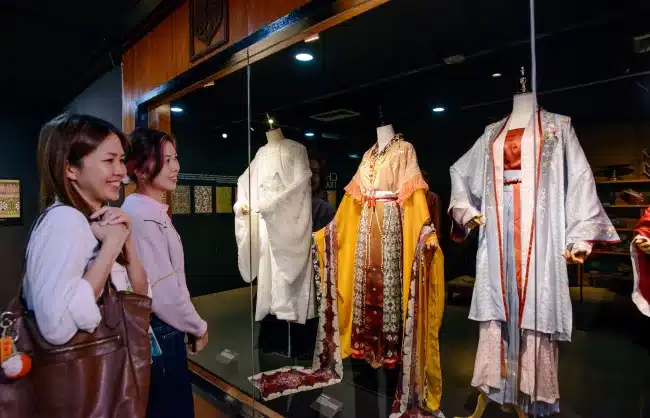Traditional Chinese Clothing – A Guide to History and Significance