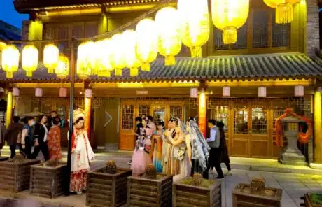Taking tourist photos in Hanfu in Luoyang - China Xian Tour: Private & Tailor-Made China Tours Taking tourist photos in Hanfu in Luoyang