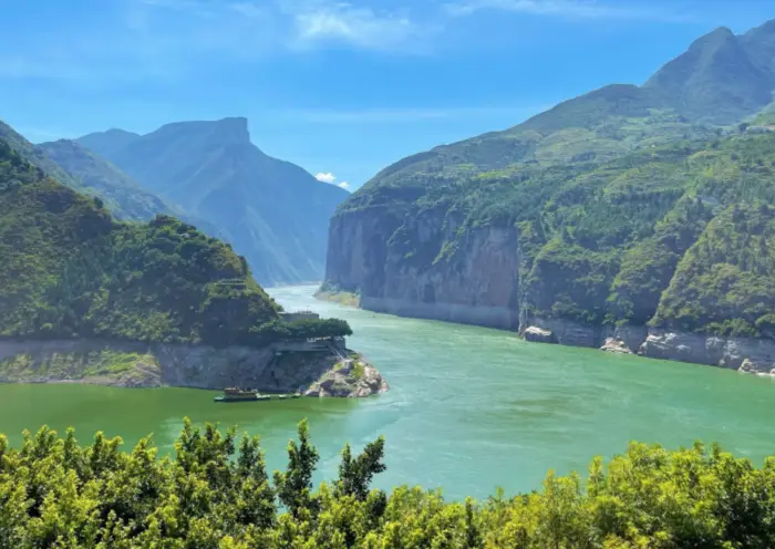 Goddess Stream on Yangtze: Mystical Peaks & Clear Waters