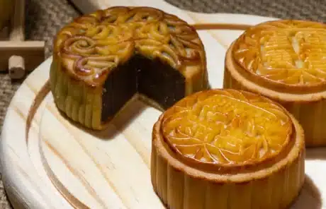 How to Eat Moon Cakes during Mid-autumn Festival: Traditions, Pairing Tips and More