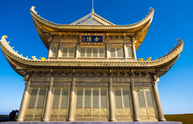 golden-roof-of-mount-emei | China Xian Tour: Private & Tailor-Made China Tours The Golden Roof of Mount Emei
