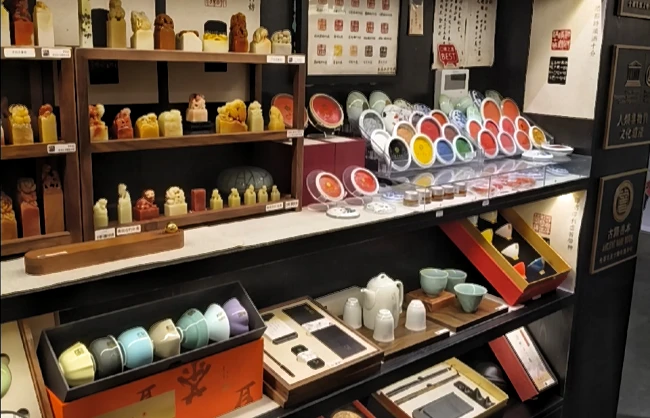 handicrafts sold in yuyuan market | China Xian Tour: Private & Tailor-Made China Tours Sovenirs sold in Yuyuan Market