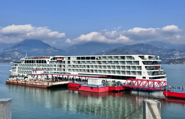 yangtze-river-cruise | China Xian Tour: Private & Tailor-Made China Tours Enjoying a Yangtze River cruise in December