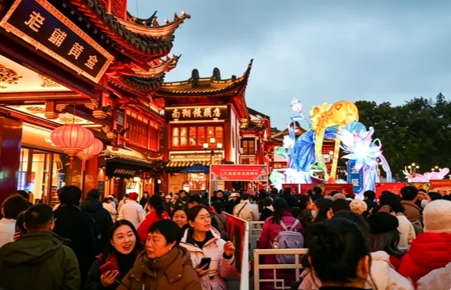 yuyuan-garden-market-lantern-festival | China Xian Tour: Private & Tailor-Made China Tours Visit Yuyuan Garden Market during the Lantern Festival
