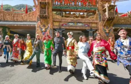 Tourists experience Tibetan customs in Jiuzhaigou - China Xian Tour: Private & Tailor-Made China Tours Tourists experience Tibetan customs in Jiuzhaigou