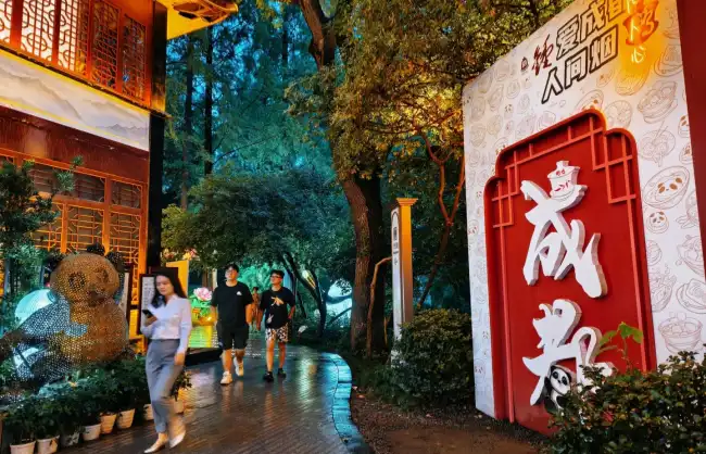 the night at chengdu peoples park is still lively - China Xian Tour: Private & Tailor-Made China Tours The night at Chengdu People's Park is still lively.
