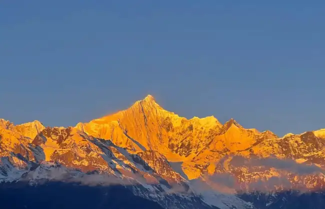 golden sunlight over snow mountain in yunnan | China Xian Tour: Private & Tailor-Made China Tours Golden Sunlight over Snow Mountain in Yunnan